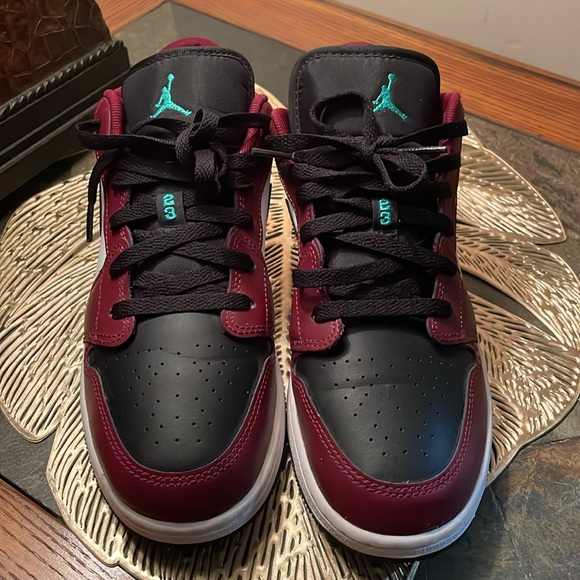 Air Jordan 1 low SE “dark beetroot”. Like new! EUC - Picture 3 of 13